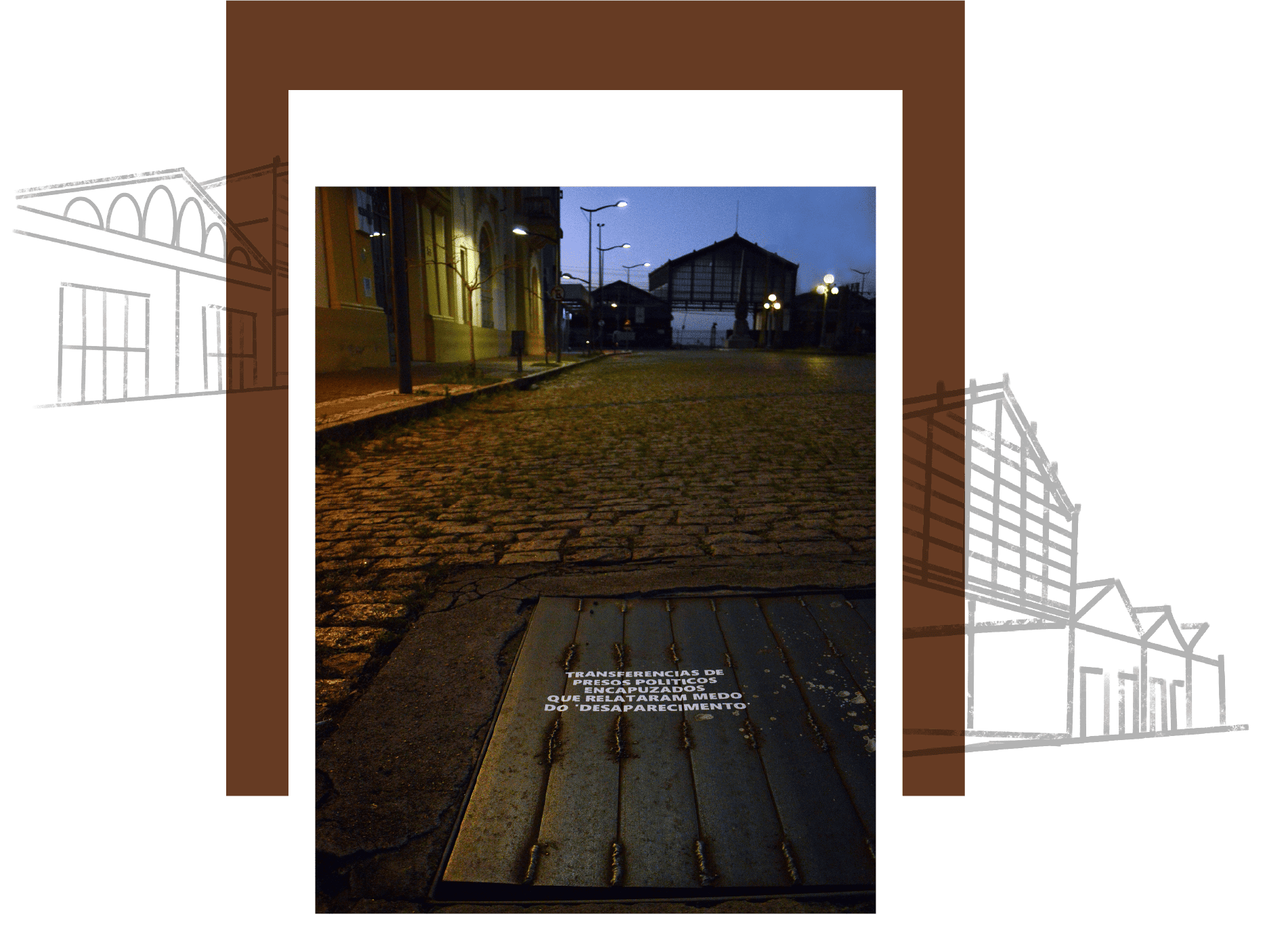 Fotografia colorida. Em plano central enquadra-se a via pública. Em chapa de metal junto ao calçamento da via foi plasmada a seguinte mensagem: Transferência de presos políticos encapuzados que relataram medo do 'desaparecimento'