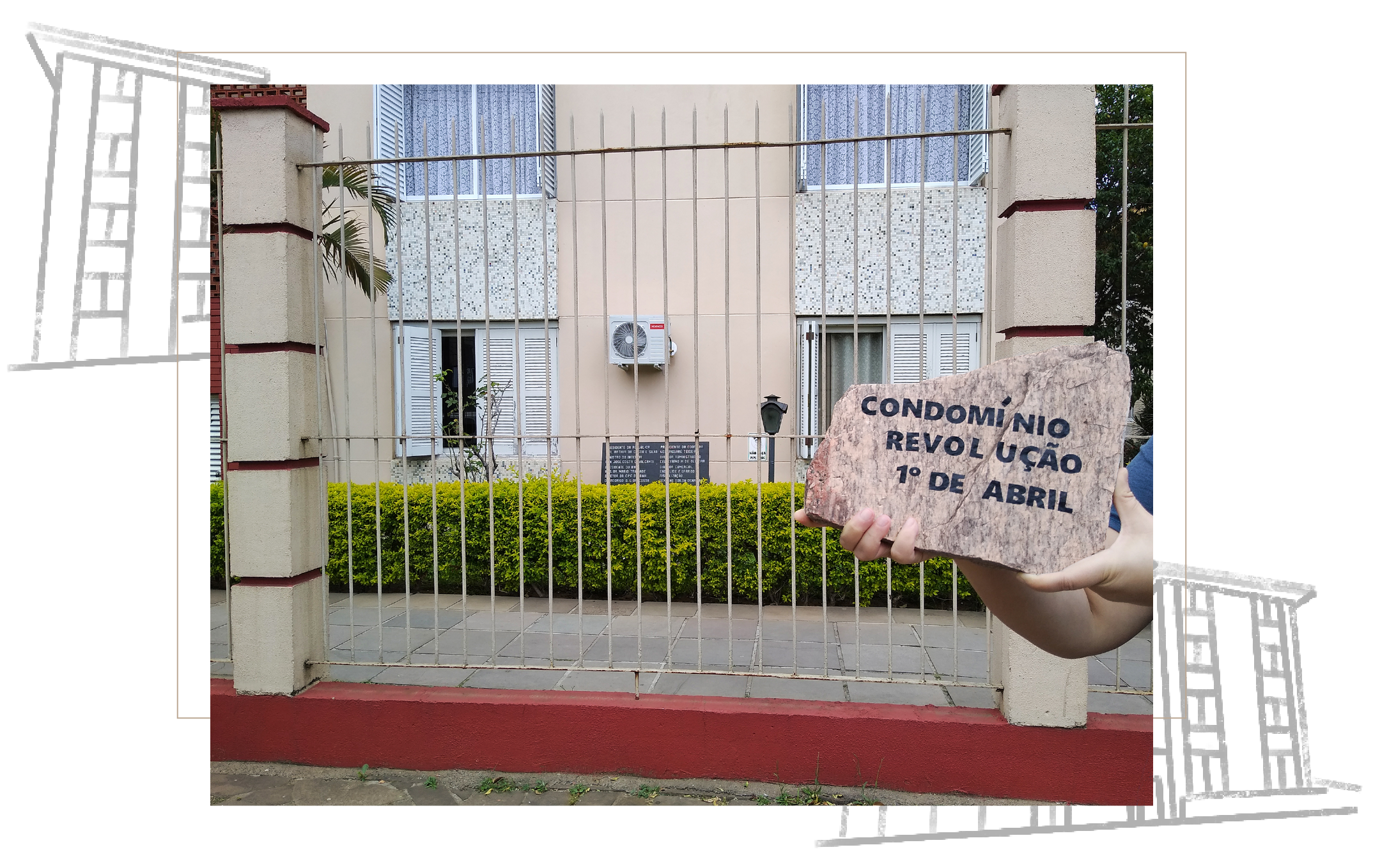 Imagem colorida. Em primeiro plano, deslocado à direita uma pessoa carrega um fragmento de granito que carrega a seguinte mensagem: Condomínio Revolução Primeiro de Abril. No plano de fundo enquadra-se parte da fachada do edifício do condomínio. 